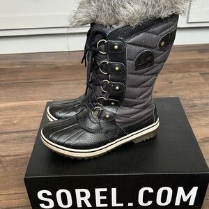Sorel Black and Gray Fur Lace-Up Winter Boots
